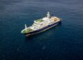 El crucero de expedición que salió de Argentina permanece aislado en Cabo Verde por un brote de virus hemorrágico.
