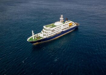 El crucero de expedición que salió de Argentina permanece aislado en Cabo Verde por un brote de virus hemorrágico.
