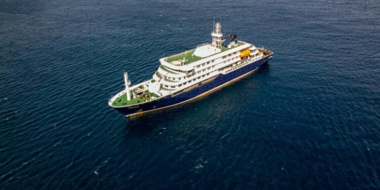 El crucero de expedición que salió de Argentina permanece aislado en Cabo Verde por un brote de virus hemorrágico.