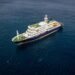 El crucero de expedición que salió de Argentina permanece aislado en Cabo Verde por un brote de virus hemorrágico.