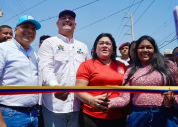 El Gobernador Caldera entrega 1.1 kilómetros de asfaltado de la avenida Miraflores de Cabimas