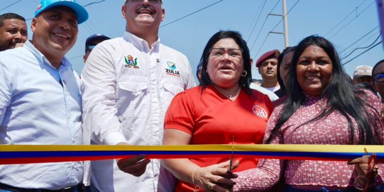El Gobernador Caldera entrega 1.1 kilómetros de asfaltado de la avenida Miraflores de Cabimas