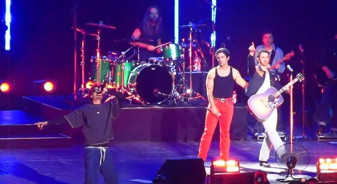 Un “crossover” histórico: Danny Ocean encendió el concierto de los Jonas Brothers en Chile con “Me Rehúso” SANTIAGO DE CHILE