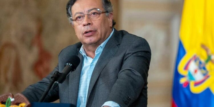 Petro confirma bombardeo coordinado con Venezuela en el Catatumbo que dejó siete guerrilleros del ELN fallecidos.