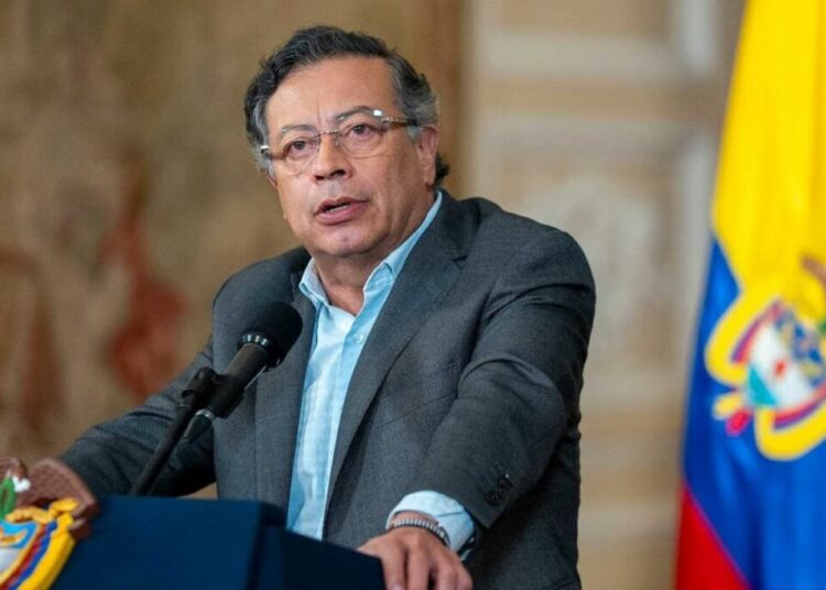 Petro confirma bombardeo coordinado con Venezuela en el Catatumbo que dejó siete guerrilleros del ELN fallecidos.