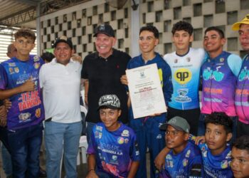 ALCALDE DÍ MARTINO APOYA EL DEPORTE AL ENTREGAR RECONOCIMIENTO AL CICLISTA LUIS MIGUEL