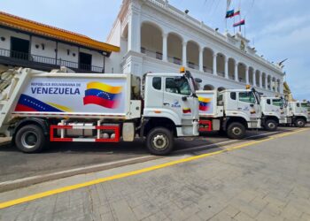 Luis Caldera entrega ocho unidades compactadoras conel Plan de Recolección de Desechos y una ambulancia con el Plan Cayapa