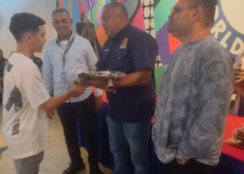 Alcaldía de Maracaibo ofrenda a San Benito con entrega de uniformes a los Vasallos de Santa Lucía‎