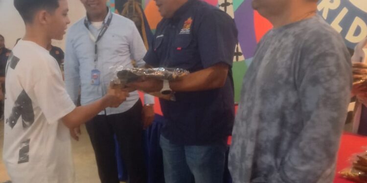 Alcaldía de Maracaibo ofrenda a San Benito con entrega de uniformes a los Vasallos de Santa Lucía‎
