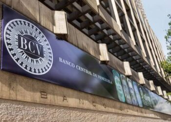 El dólar oficial en Venezuela acumula un alza del 80.70% en lo que va de año bajo una estricta estrategia de intervención cambiaria.