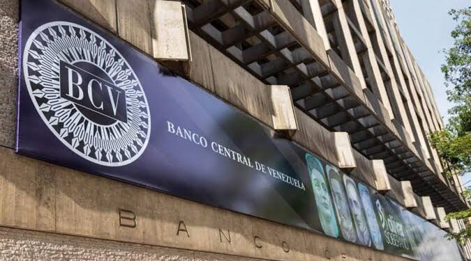 El dólar oficial en Venezuela acumula un alza del 80.70% en lo que va de año bajo una estricta estrategia de intervención cambiaria.