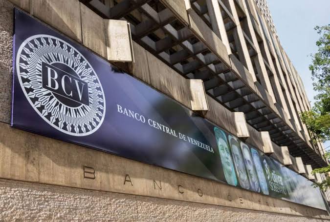 El dólar oficial en Venezuela acumula un alza del 80.70% en lo que va de año bajo una estricta estrategia de intervención cambiaria.