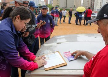 Alcaldía de Maracaibo formaliza a los transportistas con la colocación de códigos QR