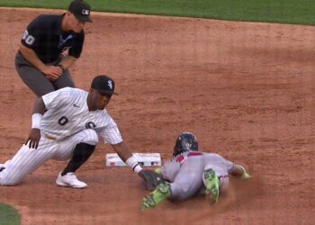 Ronald Acuña Jr. enciende las alarmas en Atlanta tras sufrir una lesión en la corva y abandonar el juego ante los Medias Blancas.