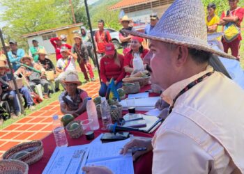El Gobernador Luis Caldera evalúa con consejos comunales de la Sierra de Perijá los avances de proyectos populares