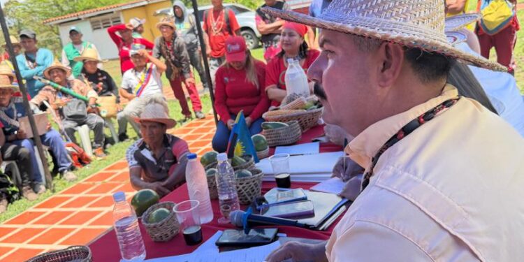 El Gobernador Luis Caldera evalúa con consejos comunales de la Sierra de Perijá los avances de proyectos populares