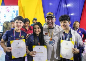 El Alcalde Di Martino entregó distinciones a campeones en robótica y bicampeones en fútbol