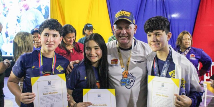 El Alcalde Di Martino entregó distinciones a campeones en robótica y bicampeones en fútbol