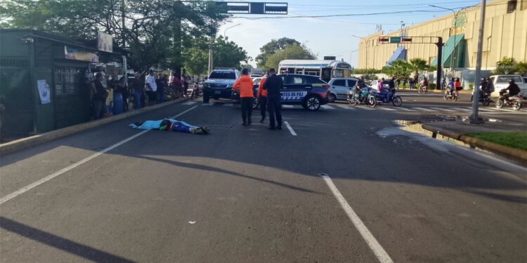 atropellan a un ciudadano frente a galerías mall