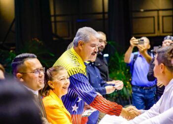 El Gobernador Caldera entrega Becas Jesús Enrique Lossada a 1.000 estudiantes de universidades públicas del Zulia