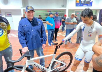El Alcalde Di Martino entregó bicicleta de alta gama al Embajador Deportivo Luis Miguel Hernández