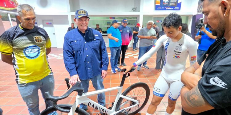 El Alcalde Di Martino entregó bicicleta de alta gama al Embajador Deportivo Luis Miguel Hernández