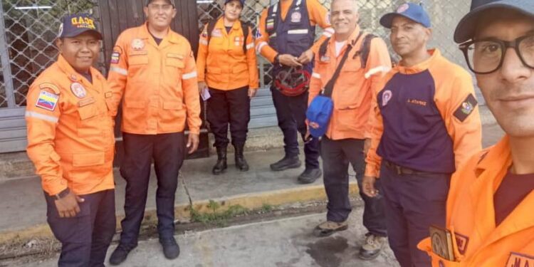 Equipo de Protección Civil Maracaibo ayuda en labores de rescate en La Guaira