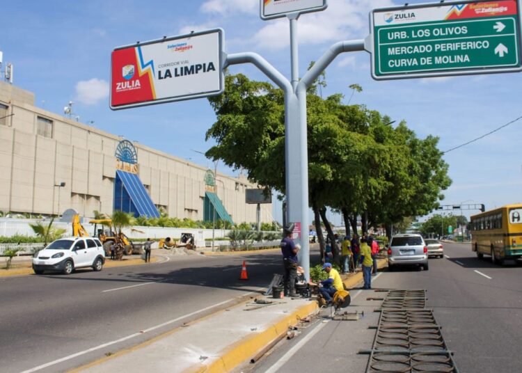 Avanzan trabajos de la Alcaldía de Maracaibo para adecuar paso peatonal en Galerías Mall