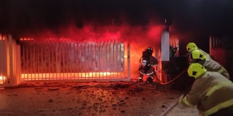 Bomberos atendieron incendio en La LagoCap. Marcos Amaya: “Rápida actuación de Bomberos evitó la propagación del incendio hacia el resto de la residencia”.