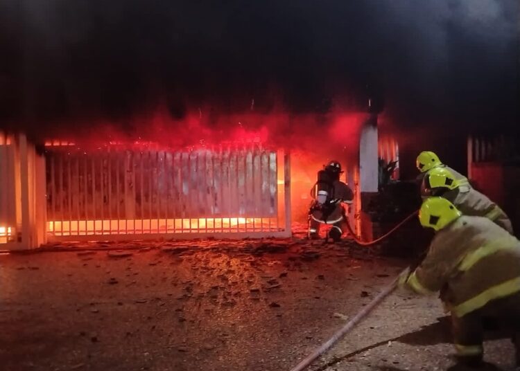 Bomberos atendieron incendio en La LagoCap. Marcos Amaya: “Rápida actuación de Bomberos evitó la propagación del incendio hacia el resto de la residencia”.