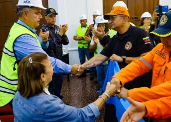 Gobernación del Zulia envía a La Guaira primera brigada con 90 profesionales entre ingenieros, arquitectos y geólogos