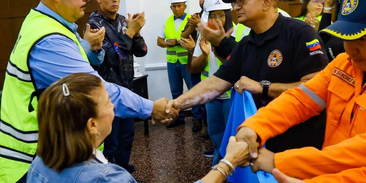 Gobernación del Zulia envía a La Guaira primera brigada con 90 profesionales entre ingenieros, arquitectos y geólogos