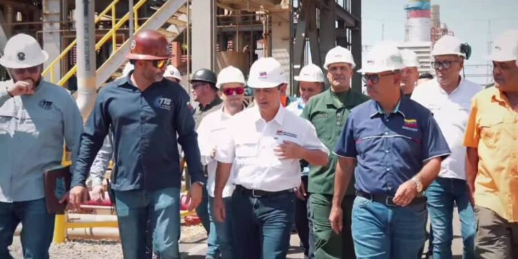 Vicepresidente sectorial de Obras Públicas y ministro de Energía Eléctrica inspeccionan planta TZ1 en Zulia