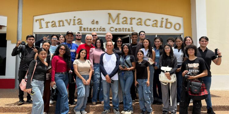 Taller de Fotografía Urbana Historia en Movimiento: 23 jóvenes marabinos capturan la magia de la ciudad a bordo del Tranvía