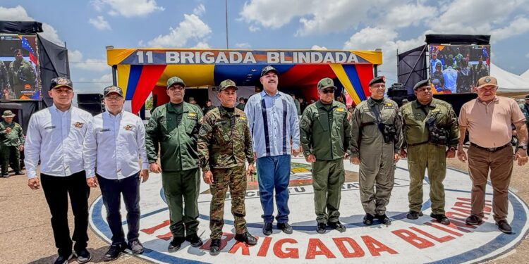 El Gobernador acompaña a la Fanb en la entrega de equipos para reforzar apresto operacional en el eje fronterizo del Zulia