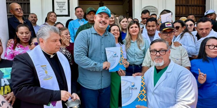 Gobernador Luis Caldera entrega equipamiento de alta tecnología a siete hospitales de la región