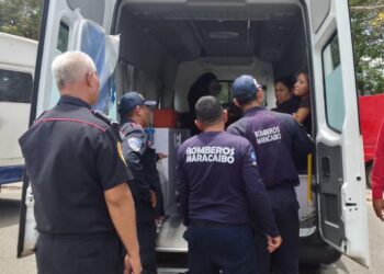 Rápida atención de Bomberos a jóvenes lesionadas al colapsar bohío en Vereda del Lago