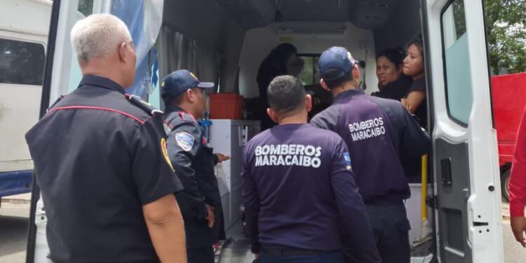 Rápida atención de Bomberos a jóvenes lesionadas al colapsar bohío en Vereda del Lago