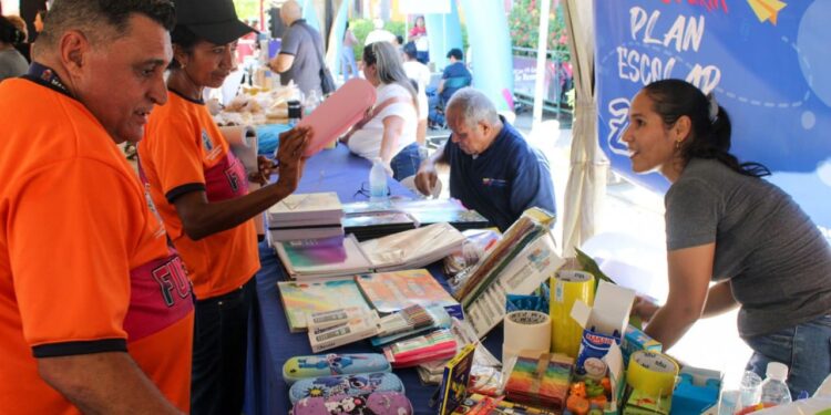 Alcaldía de Maracaibo llevó feria de ropa, víveres y salud a Santa Rosa de Agua