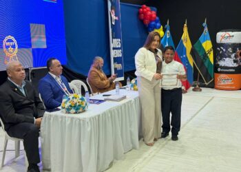 CAICOC y el Instituto Kenneth’s otorgan becas durante el acto de La Papaya Show “Estudiantes Sobresalientes”