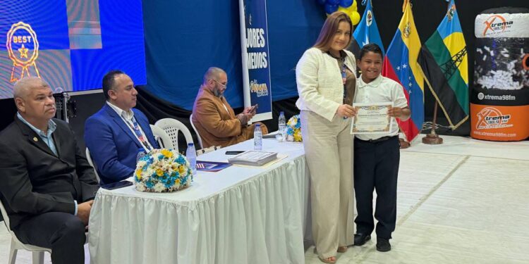 CAICOC y el Instituto Kenneth’s otorgan becas durante el acto de La Papaya Show “Estudiantes Sobresalientes”