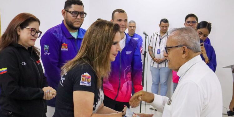 Alcaldía de Maracaibo entregó lentes correctivos a sacerdotes a través del Programa Santa Lucía