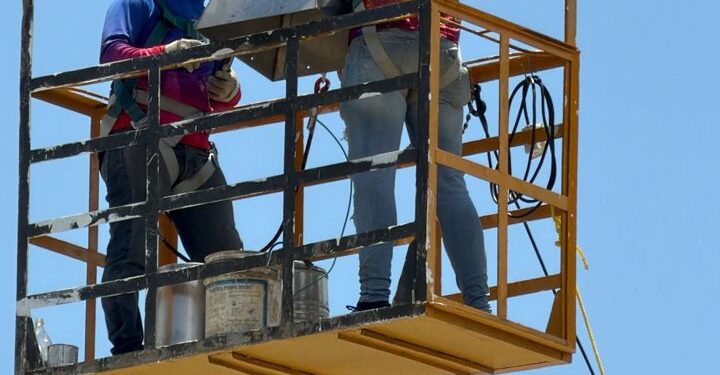 Quedó instalada nueva punta del Obelisco de la Plaza de la República‎