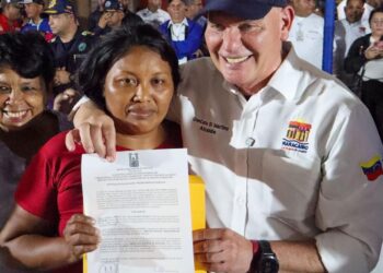 Alcalde Di Martino entregó certificados de bienhechurías a 172 comerciantes de La Curva de Molina