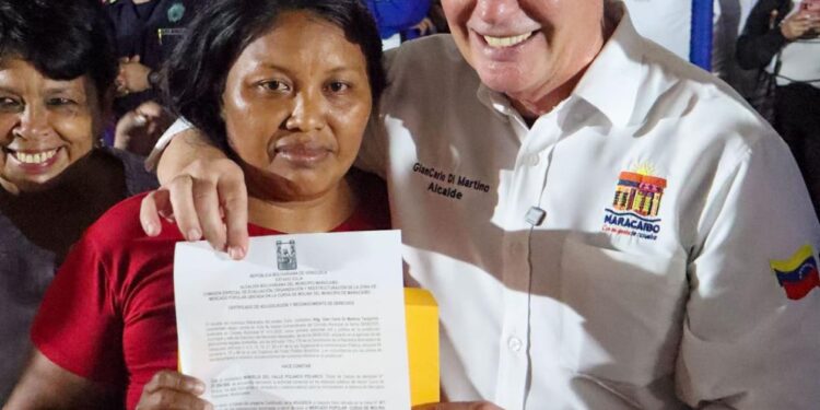 Alcalde Di Martino entregó certificados de bienhechurías a 172 comerciantes de La Curva de Molina