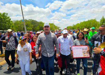 El gobernador Luis Caldera y el vicepresidente de Obras Públicasinician rehabilitación de la calle 148 de San Francisco