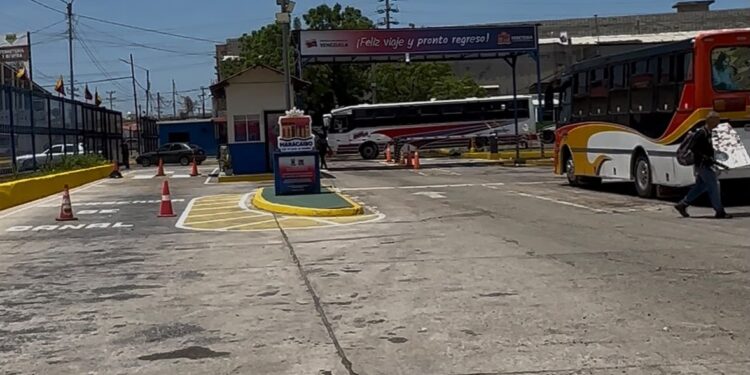 Con achique y limpieza, Alcaldía de Maracaibo atendió contingencia en el Terminal de Pasajeros por la lluvia