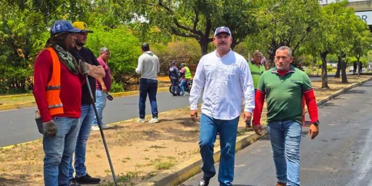 Gobernador Luis Caldera supervisa inicio delPlan de Asfaltado en 4 kilómetros entre Maracaibo y San Francisco