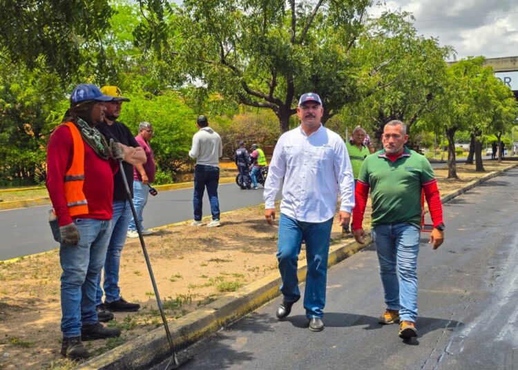 Gobernador Luis Caldera supervisa inicio delPlan de Asfaltado en 4 kilómetros entre Maracaibo y San Francisco