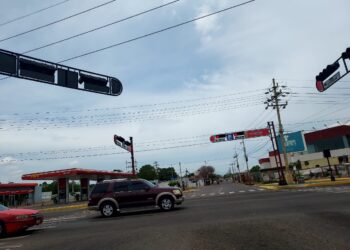 ¡Peligro en la vía! Semáforo inoperativo en San Francisco pone en riesgo a conductores